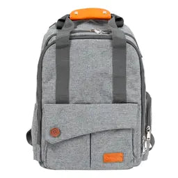 Mochila pañalera gris con asa naranja y correas acolchadas al frente